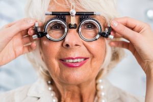 Maladies des yeux à surveiller après 60 ans